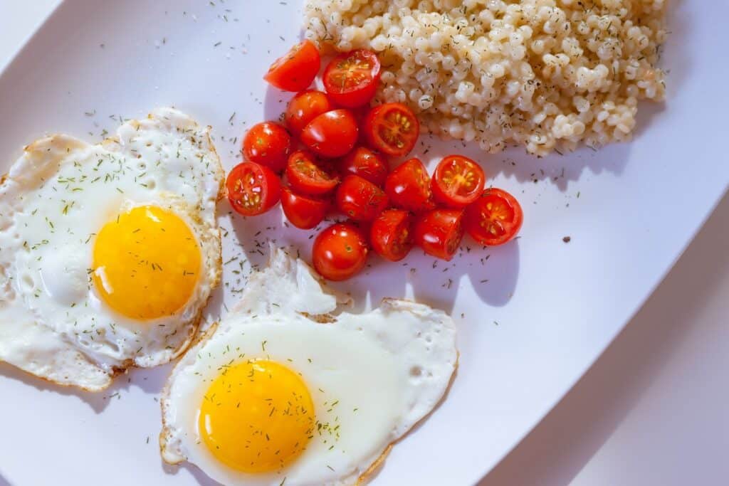 two half fry eggs with tommatoes